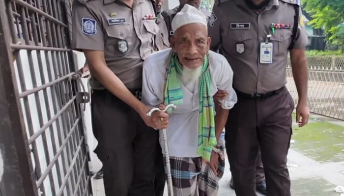 ১০ বছরের সাজাপ্রাপ্ত ১০৪ বছরের বৃদ্ধকে কারাগারে পাঠালেন আদালত